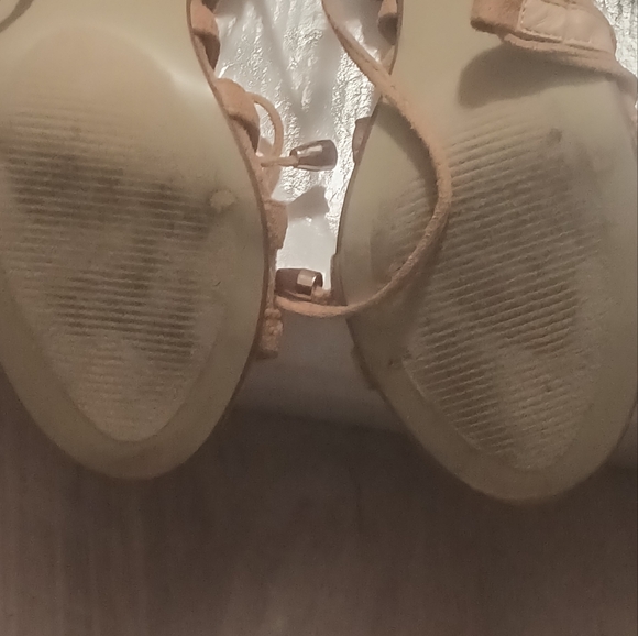 Cape Robbin Heels - Picture 8 of 10